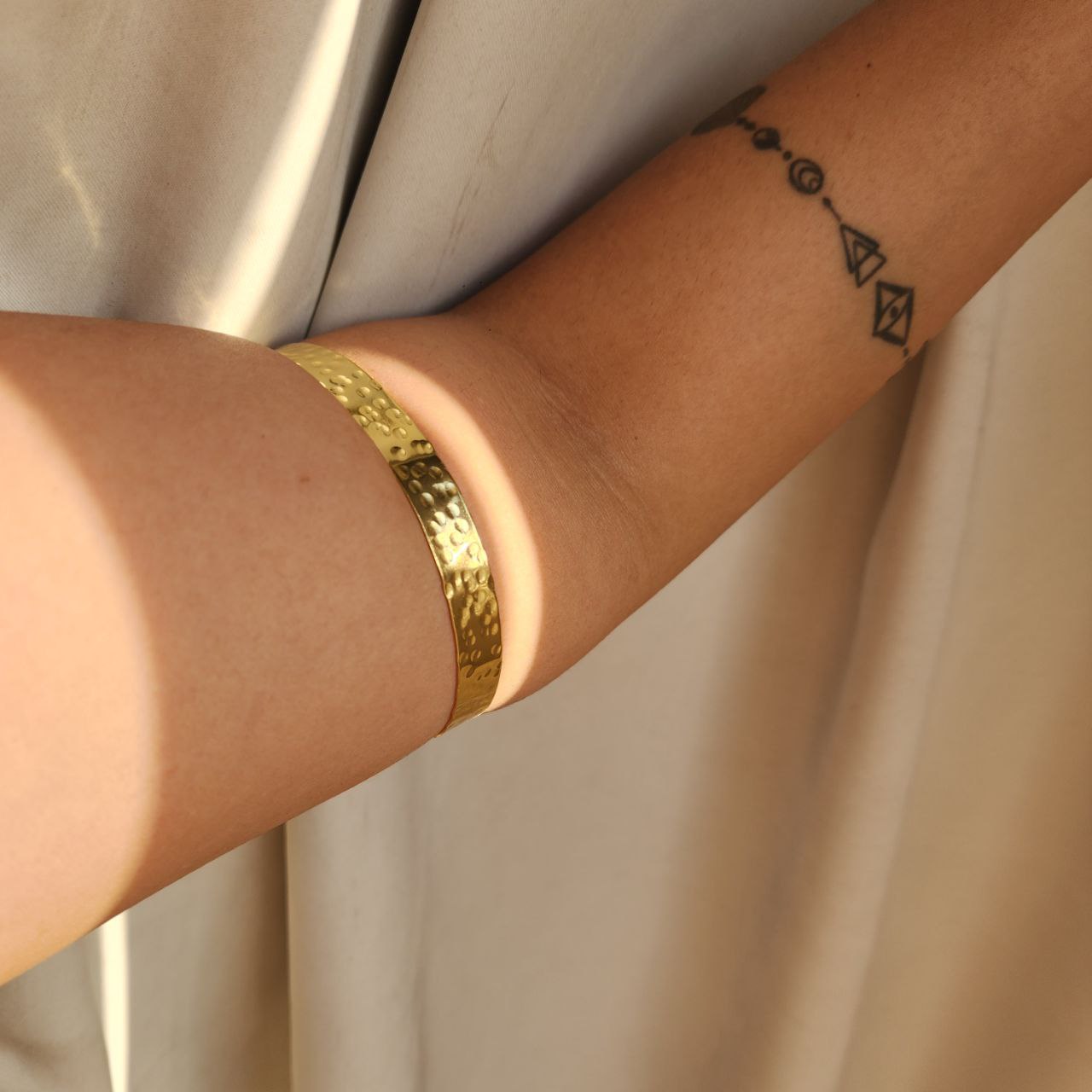 Ananya Armcuff