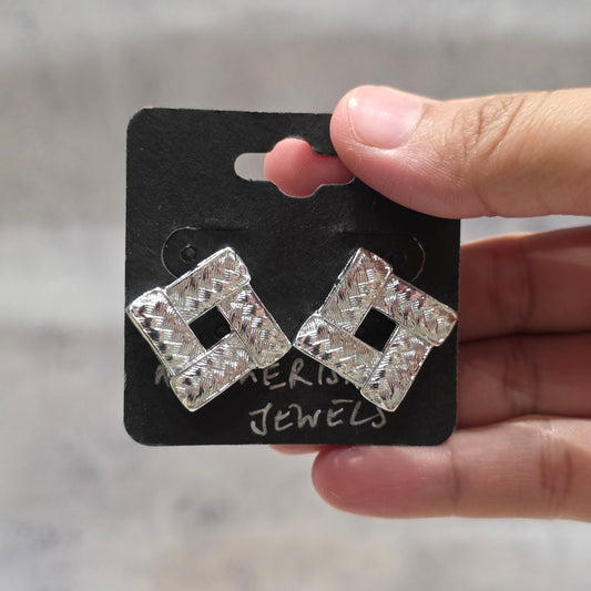 Loir Studs