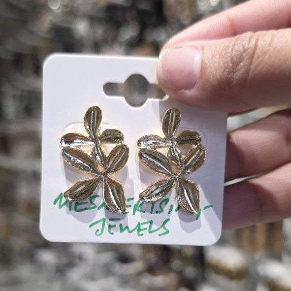 Daisy Studs